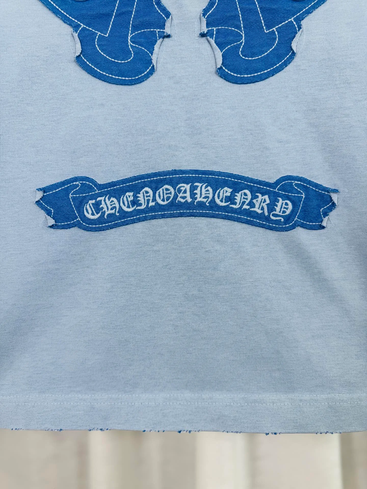 P250 ch high version Chrome Hearts 2025 new autumn and winter cross patch washed spray horse slip long-sleeved T-shirt, fabric: 26 double yarns 320 grams weight, patch embroidery, heavy wash water ➕ fried color + spray horse slip printing process: patch embroidery, secondary color spray horse slip process Color: gray, blue Size: S M L XL Style number: 5181